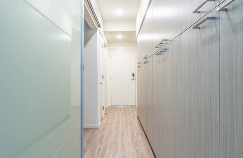 Mercer Island Apartment | Chic Mercer island Urban Bedrooms w/ Gym & Roof deck