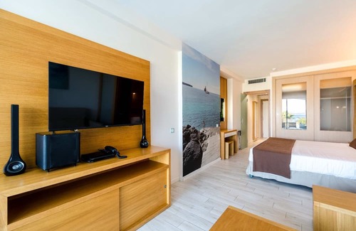 San Antonio Bay Resort | All inclusive swim up studio at family friendly Ibiza resort