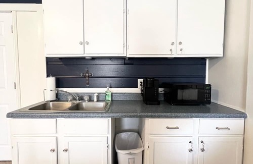 Durant Apartment | Cozy studio with all the comforts of home bordering downtown Durant
