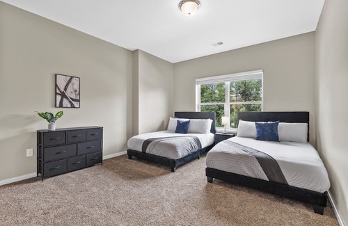 Milwaukee Condo | Private and Spacious 5BD 2BTH, Garage Parking, 2 King Beds & AC Included