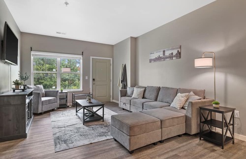 Milwaukee Condo | Private and Spacious 5BD 2BTH, Garage Parking, 2 King Beds & AC Included