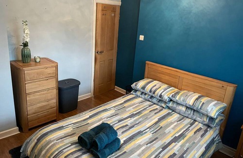 Heaton House | Beautiful 3-Bed House in Romford