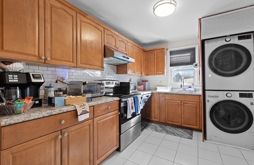 Rockville House | Charming 3-bedroom house in adorable Rockville , 5 minute walking from Metro STA