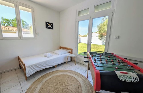 Le Cormier House | House with pool close to beaches