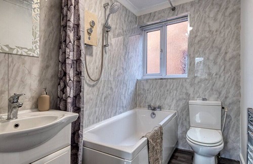 Radcliffe House | Large cosy house w/driveway 7pax