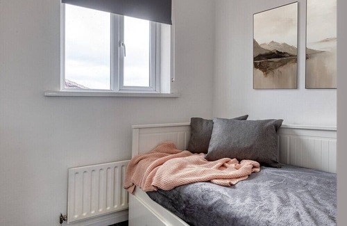 Radcliffe House | Large cosy house w/driveway 7pax