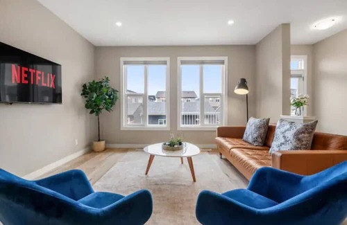 Calgary House | Luxury Home; Mins to Airport; 3 Bedroom; MainFloor Office; Gourmet Kitchen