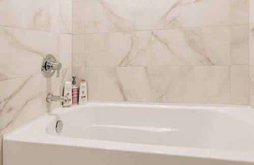 Rutland Apartment | The Waikiki Retreat | King-bed + 11 minutes from downtown! | Pet-friendly!