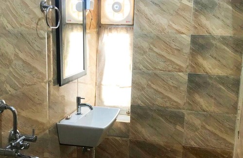Udaipur Apartment | Double Bed Room - Gadh Ganesh Homestay