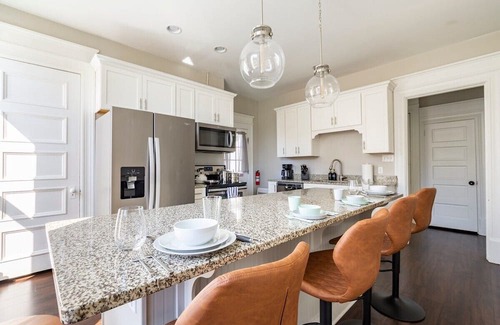 East Washington Apartment | W&J Campus | King Beds | Kids & Family Friendly