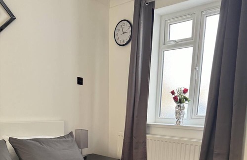 Sutton North Apartment | Little Gem Studio near Sutton high Street