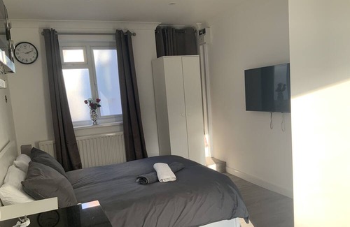 Sutton North Apartment | Little Gem Studio near Sutton high Street