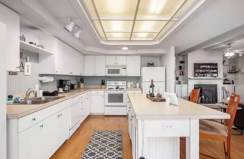 Howard House | Sunset Lake House - Apple Valley Lake!