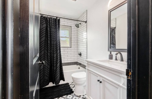 Sharon Heights House | Spacious 3-Bedroom Retreat with Pool Table!