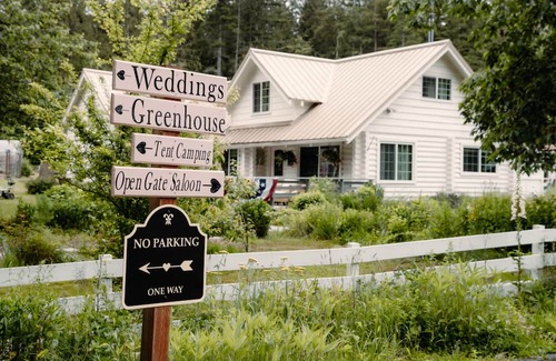 Poulsbo Cottage | 20 acre farm Homestead Flowering Cottage