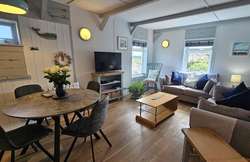 St. Mawes Apartment | Summers Beach View - an apartment that sleeps 2 guests in 1 bedroom