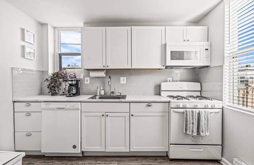 South Philadelphia West Apartment | Bi-level Apartment w/ South Philly Rooftop