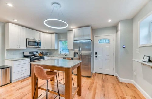 Washington House | Ash Abode - Free Secured Parking