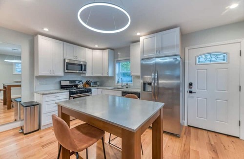 Washington House | Ash Abode - Free Secured Parking