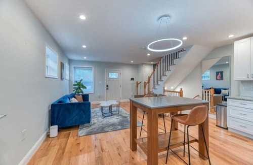 Washington House | Ash Abode - Free Secured Parking