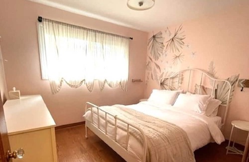 Elora House | Heart of downtown w/ private backyard. Walk to Elora Mill!