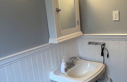 Elora House | Heart of downtown w/ private backyard. Walk to Elora Mill!