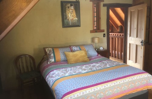 Kinglake Cottage | Rustic mud brick cottage