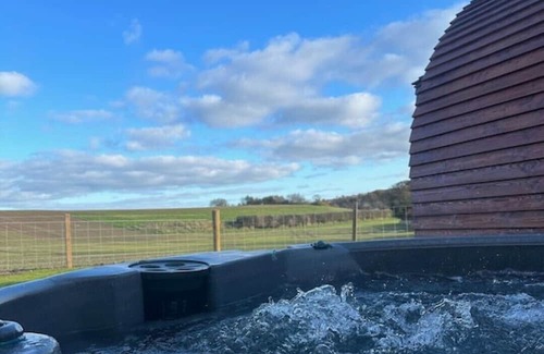 Eyemouth Cabin | Cheviot -luxury pods with Private hot tubs - BBQ -750m to Beach- family friendly