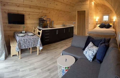 Eyemouth Cabin | Cheviot -luxury pods with Private hot tubs - BBQ -750m to Beach- family friendly