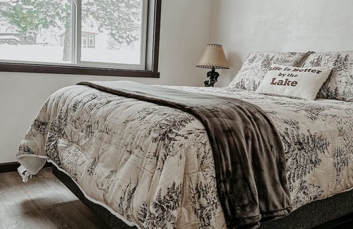Creston Cabin | Modern Rustic Cabin. 30 Mins from Glacier Park. Mtn Views and Pond Onsite