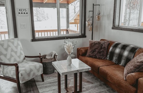 Creston Cabin | Modern Rustic Cabin. 30 Mins from Glacier Park. Mtn Views and Pond Onsite
