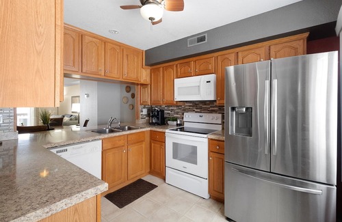 Morgantown House | Updated-100Mbps-Smart TV-3 TVs-Full Kitchen-W/D