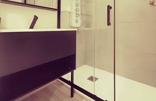 Centre Ville Apartment | Apartment-Private Bathroom
