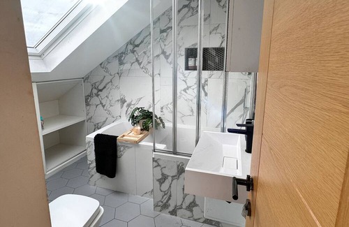 New Cross Apartment | Urban Loft: Modern 1-Bed with Skyline Views, 10 mins to London Bridge