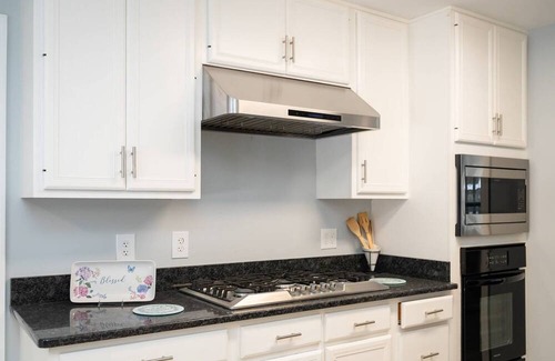 Lake Ridge House | Beautiful, Peaceful, and Professionally Decorated 5 bedrooms. Wooded view