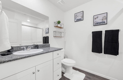 Enterprise House | Located just 15 minutes from the strip & Airport.