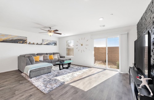Enterprise House | Located just 15 minutes from the strip & Airport.