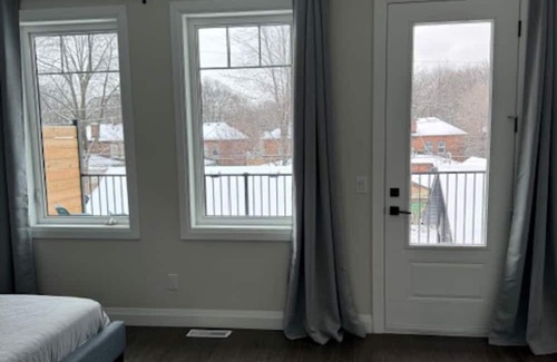 Walkerville House | New Cozy Walkerville Brownstone #10
