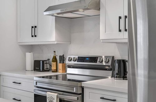 Hamilton House | Elegant 3BR Home Near Hospitals/Tims Field/QEW