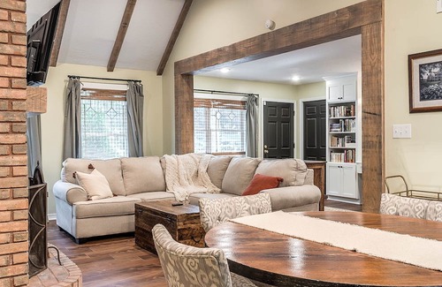 Laurel House | Melina's Cottage: Close to Laurel City Center!