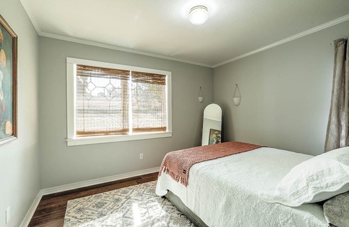 Laurel House | Melina's Cottage: Close to Laurel City Center!