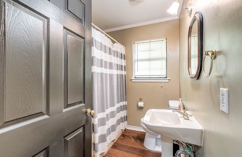Laurel House | Melina's Cottage: Close to Laurel City Center!