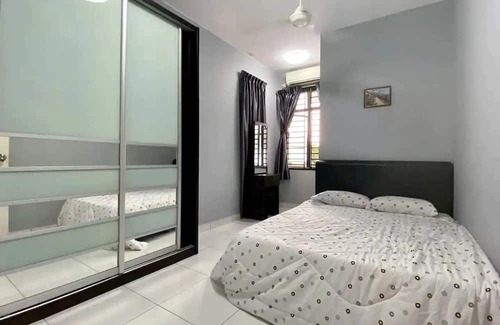 Tebrau House | A Chic & Comfy 4BR Home with Private Pool