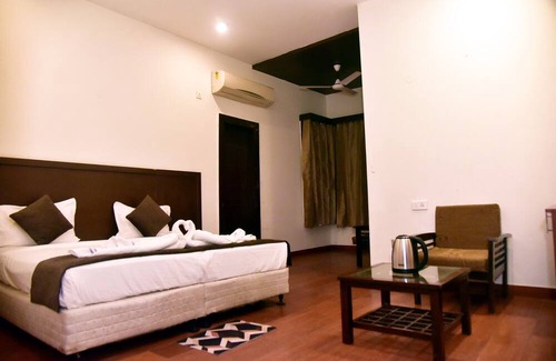 Sector 15 Hotel | Homefort Stays - 32 Avenue - Udyog Vihar