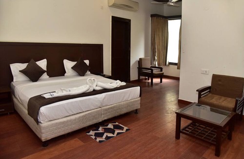 Sector 15 Hotel | Homefort Stays - 32 Avenue - Udyog Vihar