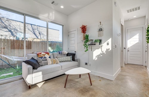 Brentwood Cottage | Pet-friendly Brentwood Home ~ 7 Mi to Downtown!
