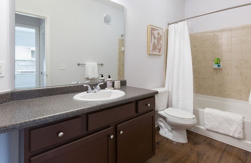 Overland Park Apartment | Modern Apartment in Prime Location (ID6837X15)