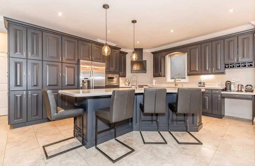 Barrie Cottage | Luxurious 6-Room Lakefront House