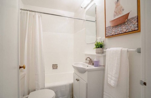 Alki Apartment | Cozy 1-BR Seaside Apt near Aki Beach