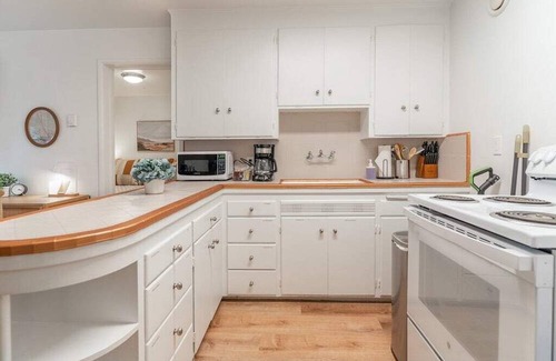 Alki Apartment | Cozy 1-BR Seaside Apt near Aki Beach